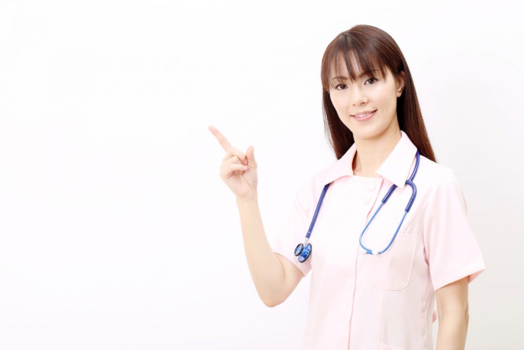 指を立てる看護師